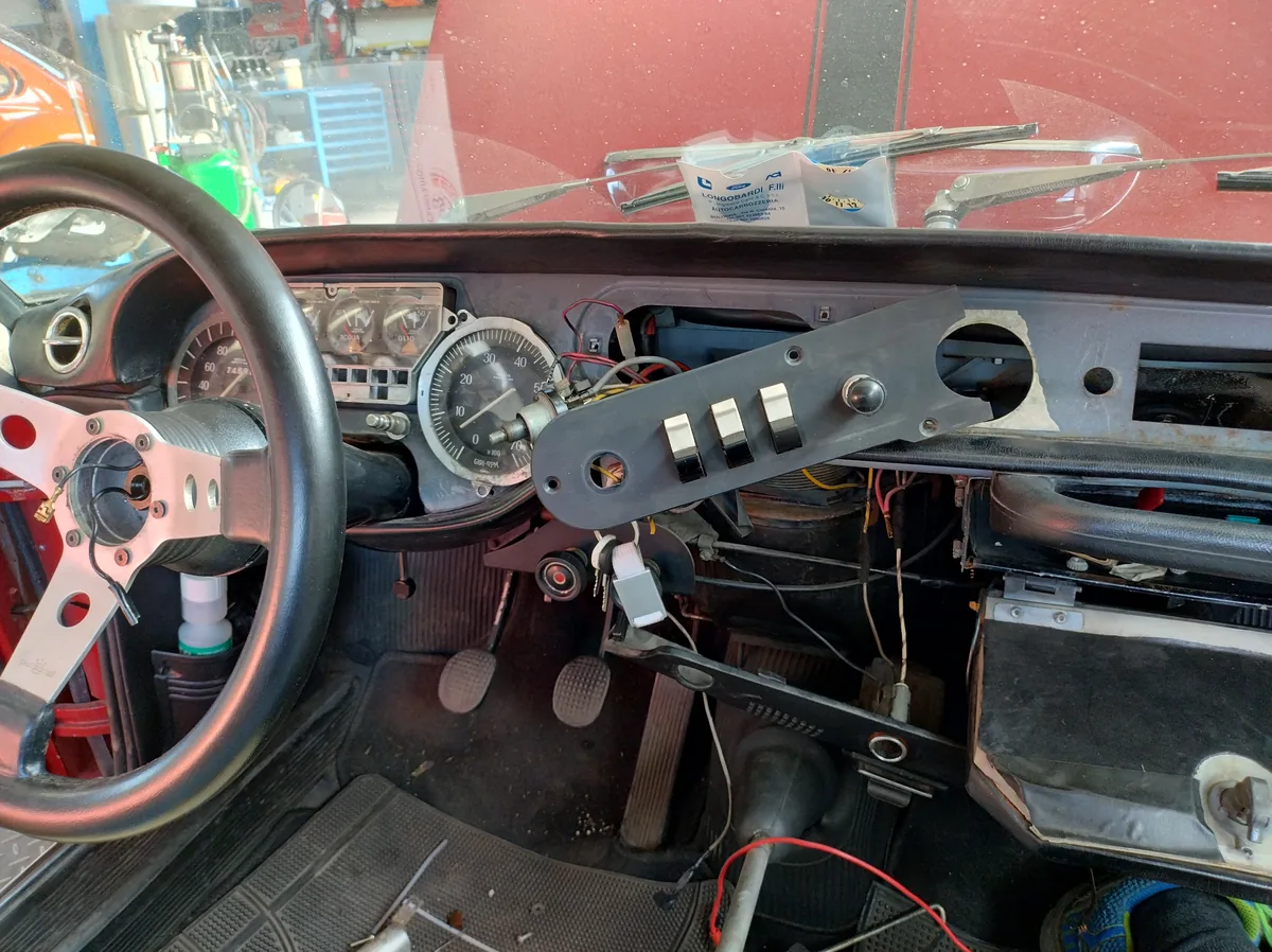 autofficina-caccin-villanova-restauro-auto-storica-abitacolo-cruscotto